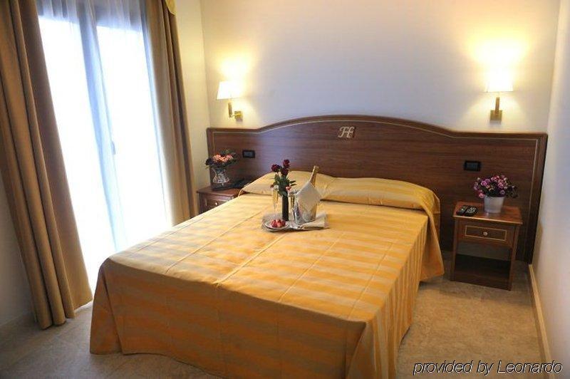 Fashion Hotel Valmontone Szoba fotó